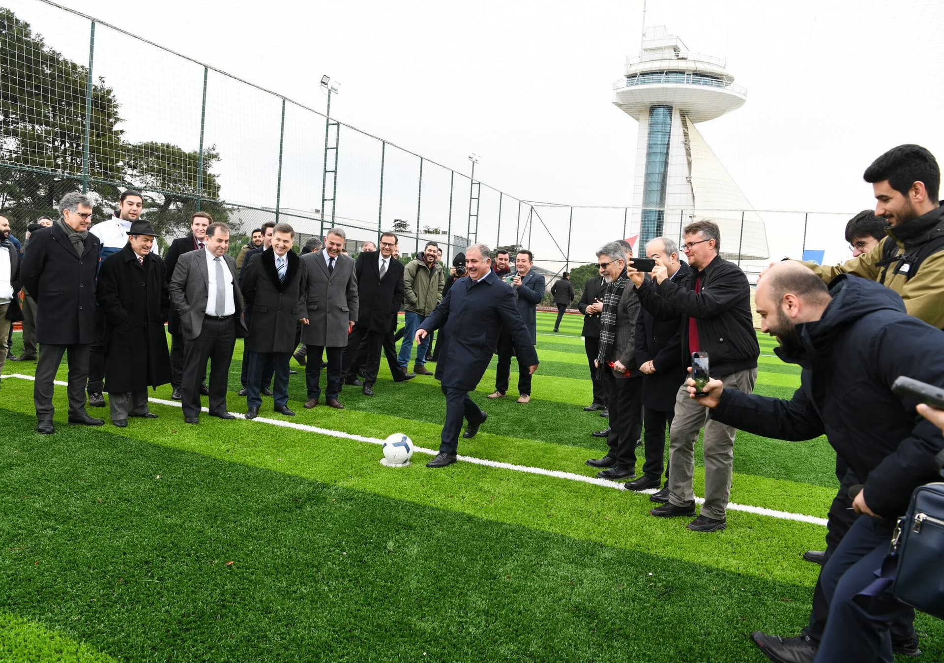 İTÜ Denizcilik Fakültesi'nde yenilikler: Futbol sahası kullanıma açıldı ve sosyal binanın temeli atıldı