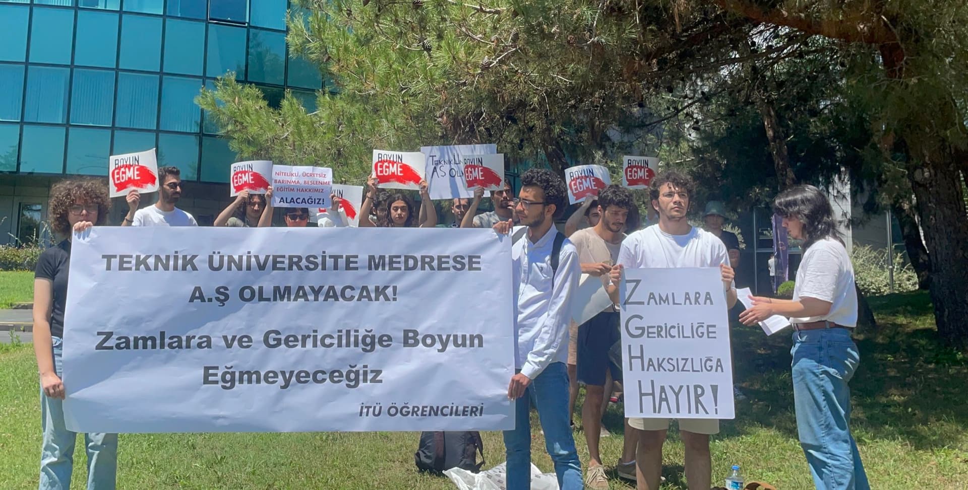 İTÜ öğrencileri zam yağmurunu protesto etti