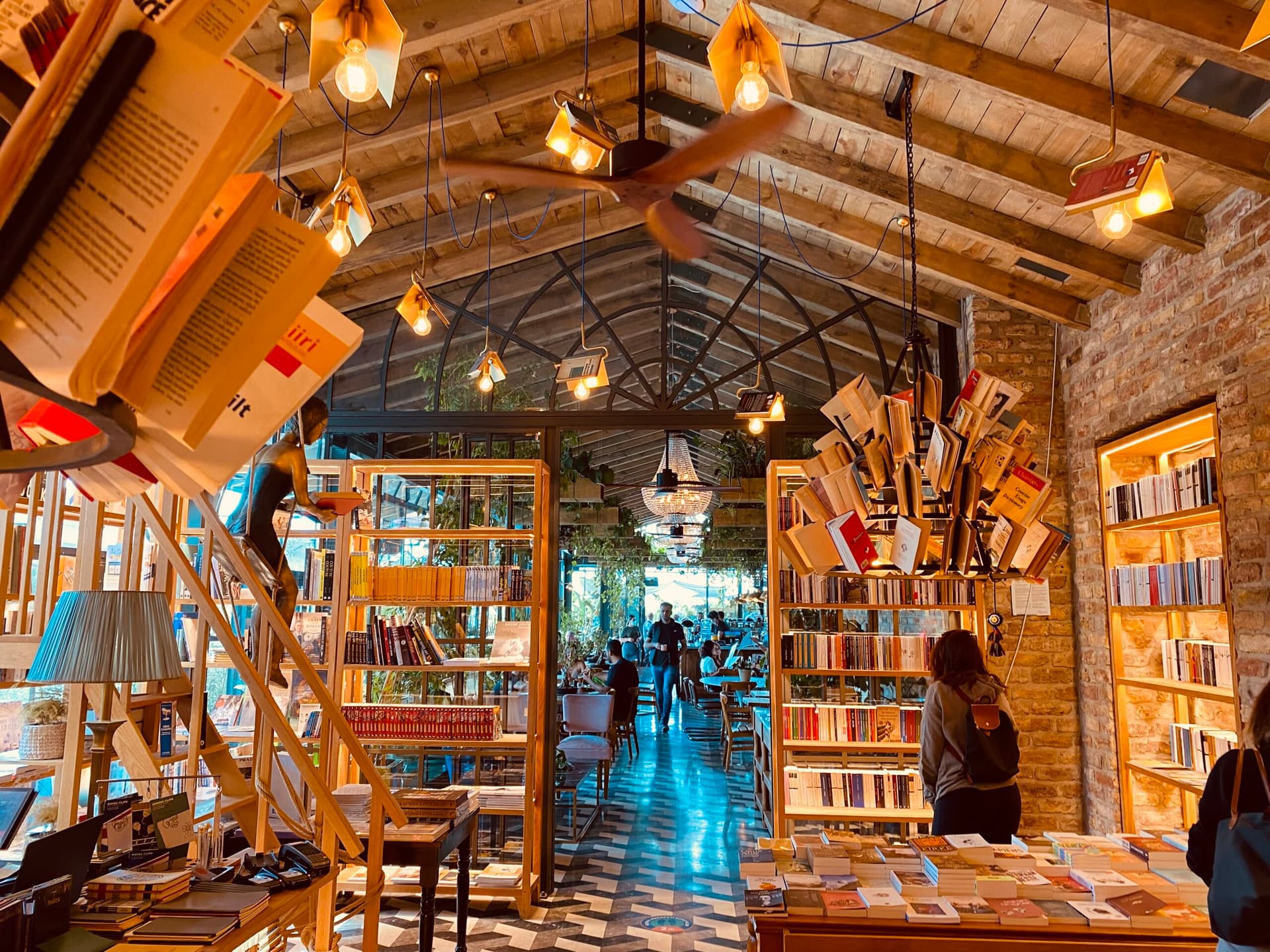 İstanbul'da kitap ve kahvenin buluşması: En iyi 5 kitap kafe