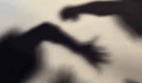 Kopyada yakalanan öğrenciden kadın hocaya darp