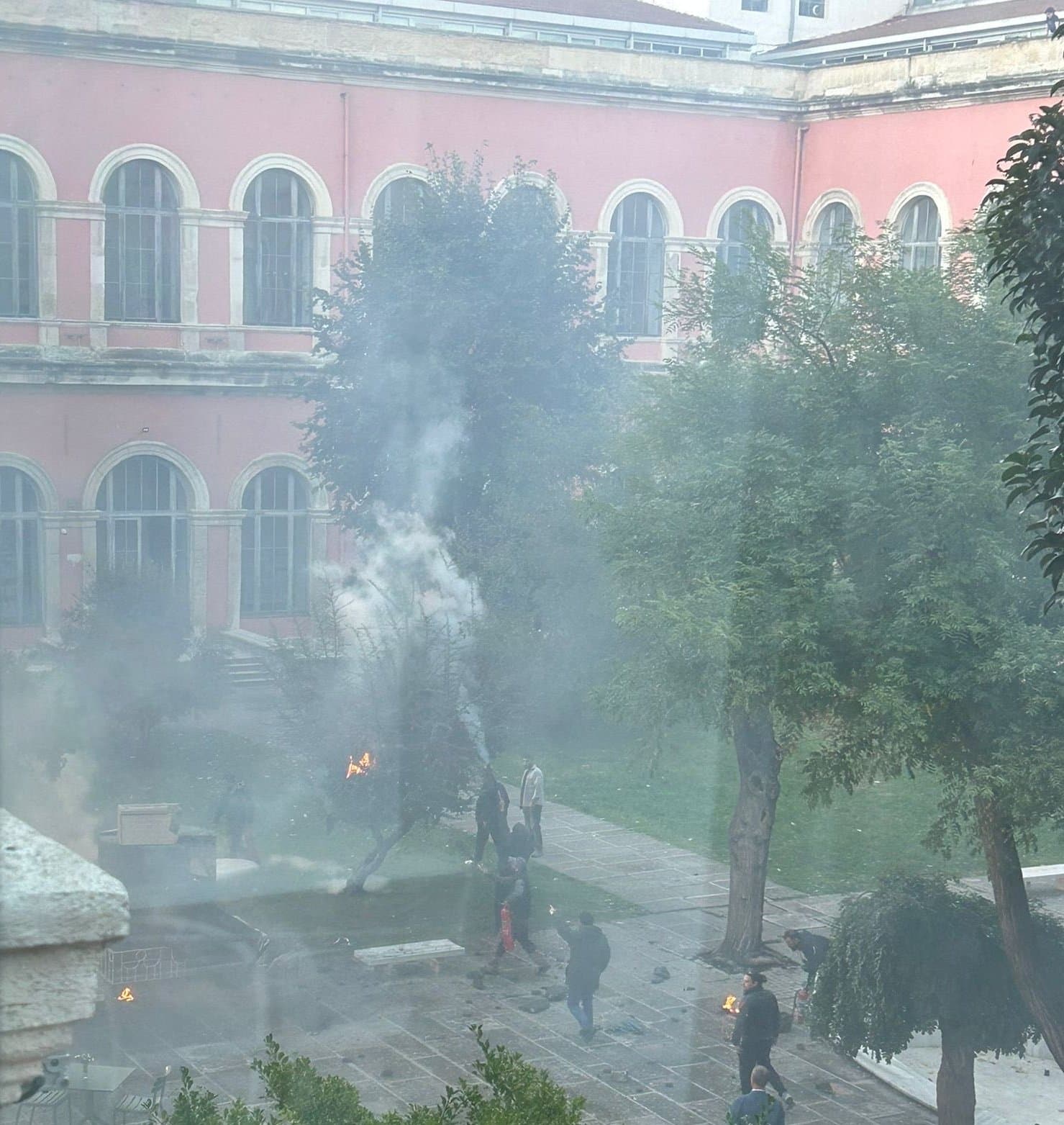 İTÜ artık dev bir set: Taşkışla’daki film çekiminde yangın