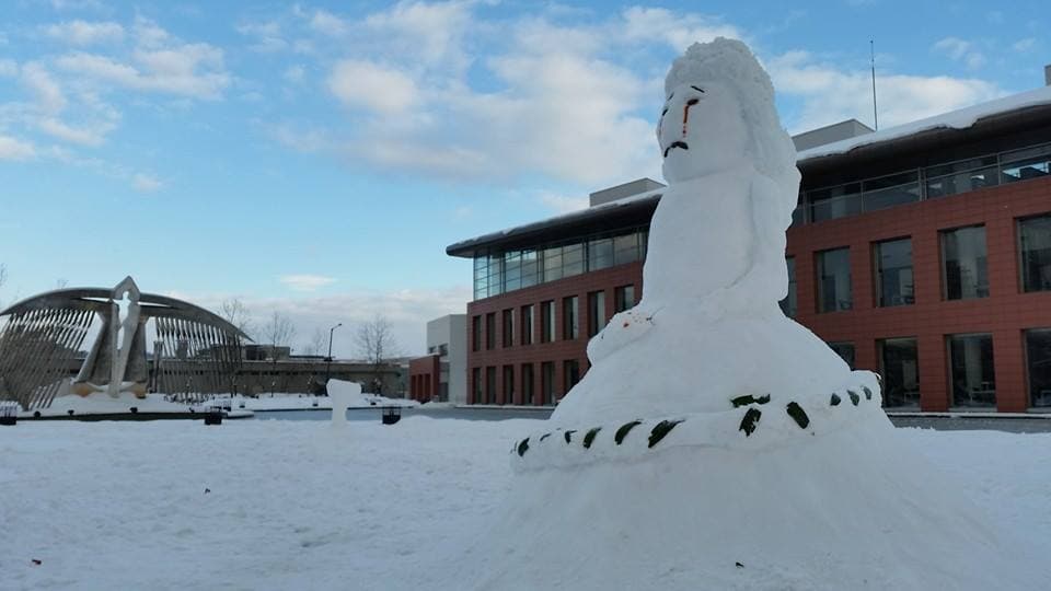 İTÜ öğrencilerinden 'Kadına Şiddete Hayır' temalı kardan heykel