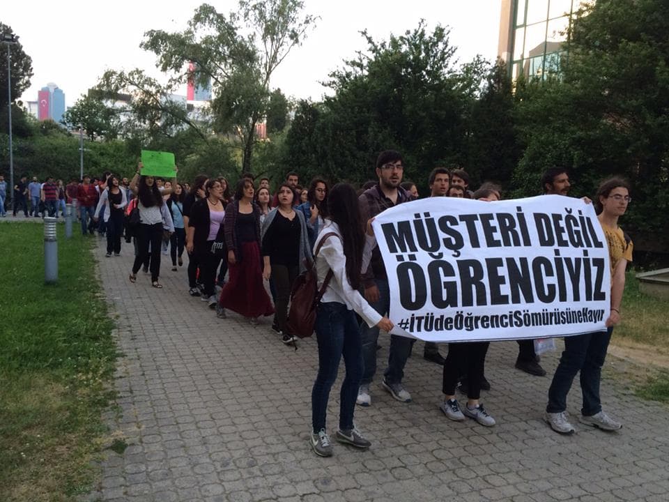 Öğrenciler yurtlara gelen zamlar için yürüdü