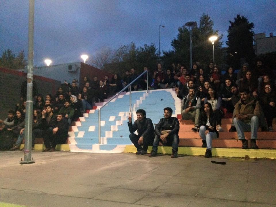 Renkli FEB merdivenleri bu sefer de karalandı