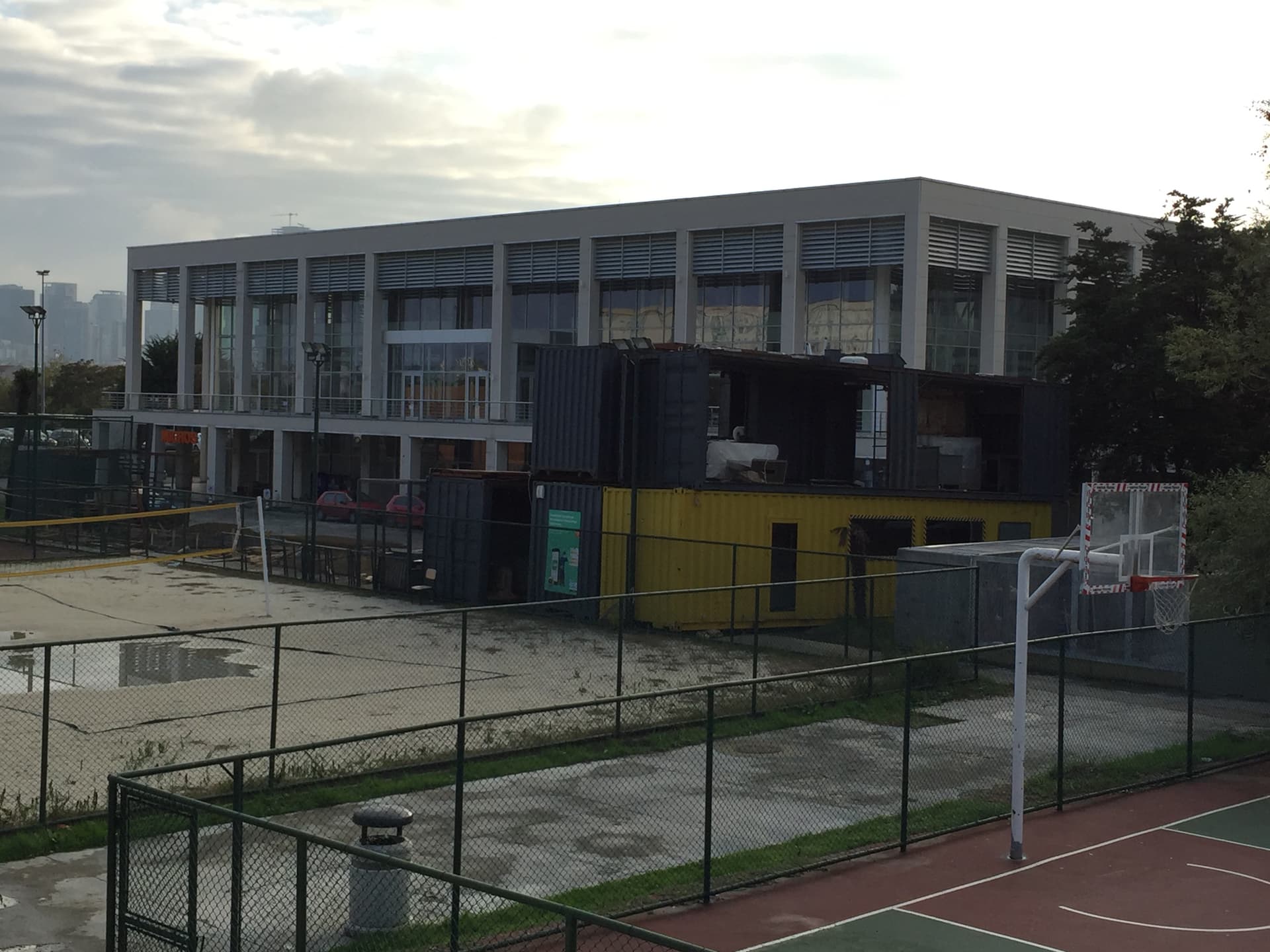 Starbucks yemekhanenin yanına taşınıyor