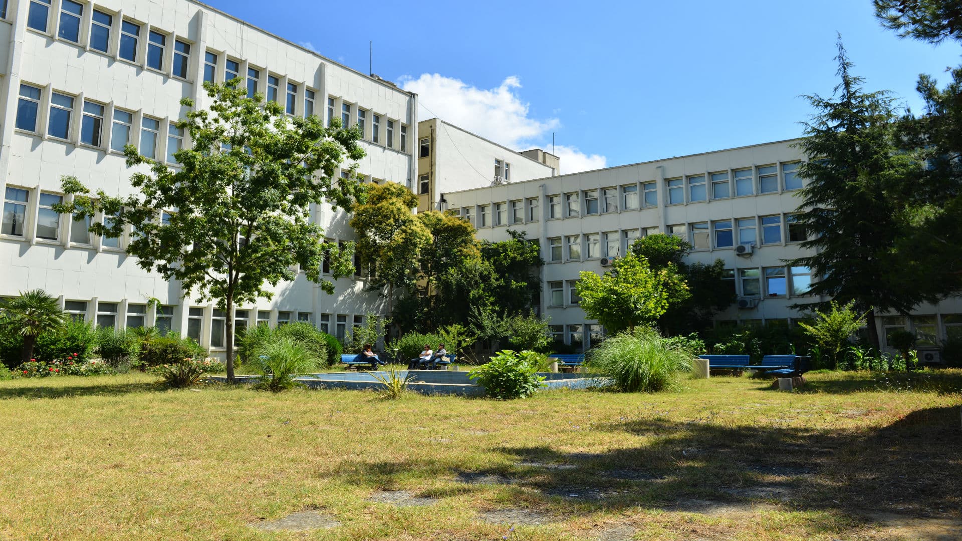 FEB derslikleri morardı