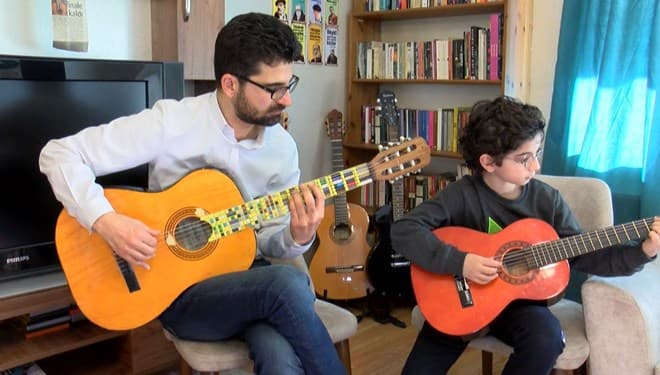 İTÜ'lü doktora öğrencisi, akademisyen ve oğlunun geliştirdiği Lego Mikrotonal Gitar, Margaret Guthman Müzik Enstrümanları Tasarım Yarışması'nda Halkın Tercihi Ödülü'nü kazandı