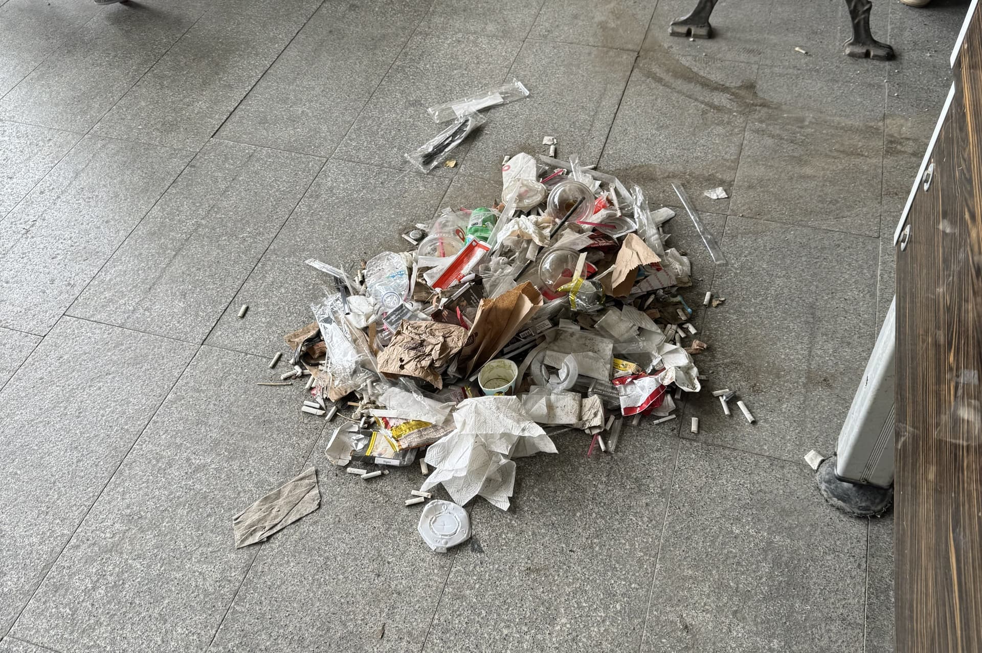 MED adeta çöplüğe dönmüş durumda, peki neden?