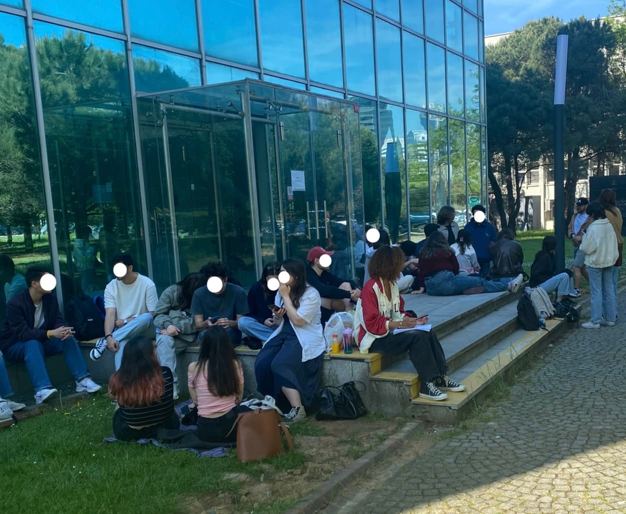 Moleküler Biyoloji ve Genetik öğrencileri mağduriyetlerini görünür kılmak adına toplandı