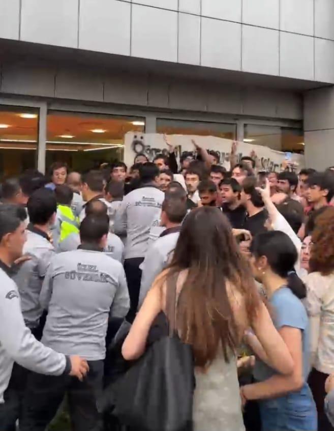 Öğrencilere rektörlük önünde ÖGB saldırısı: "ÖGB uzaklaş!"