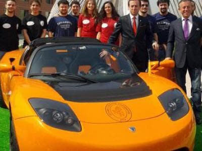 Ağaoğlu'ndan İTÜ'ye 450 Bin Liralık Tesla